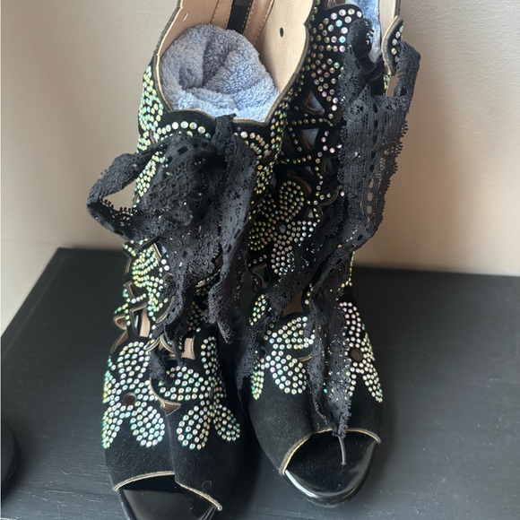 Gorgeous black 4 inch  platform booties with flowers - Picture 5 of 6